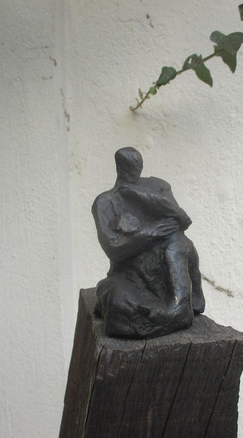 Mother with child - expressive bronze by Sonja Zeltner-Müller