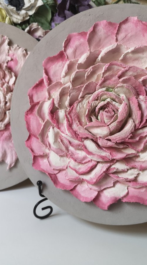 Giant rose - round panel with a flower, 30x30x4 cm by Irina Stepanova