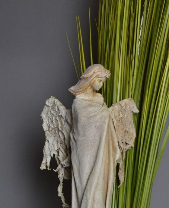 Guardian Angel Sculpture indoor/outdoor (Spring Ivory)