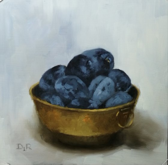 A bowl of plums