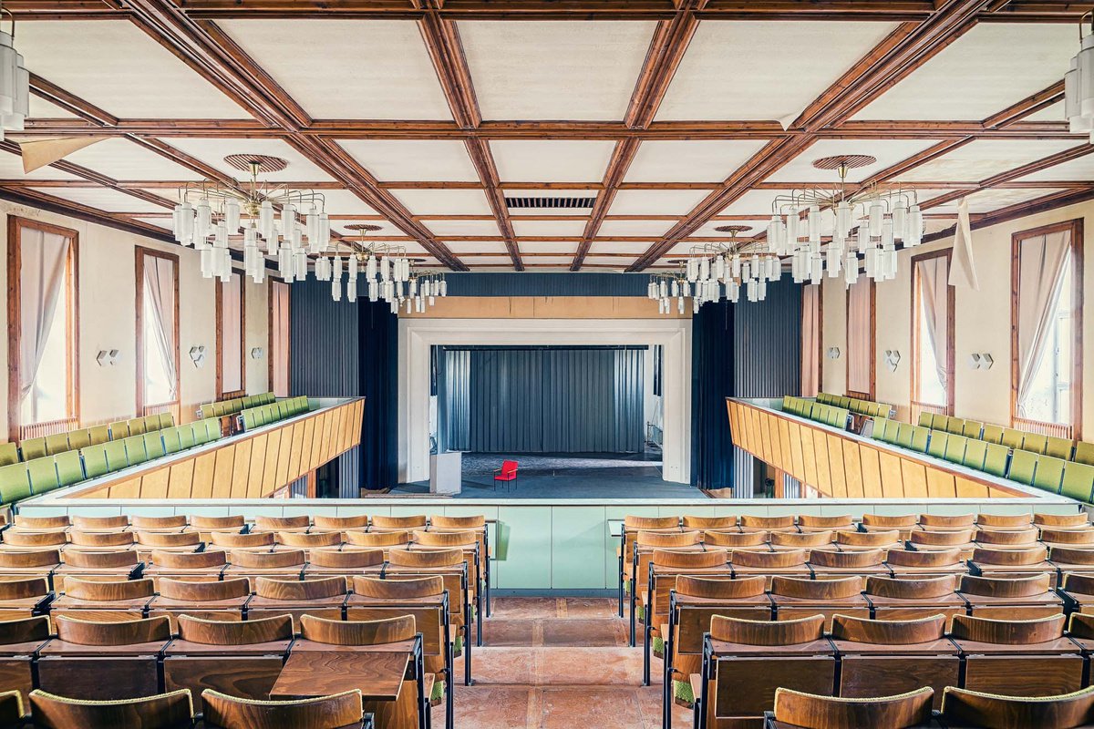 Photorealistic Cityscapes Photograph By Michael Schwan, 49 X 33", Silencium!, Original Artwork