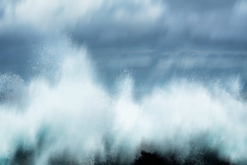Strong breaking waves by Karim Carella