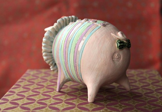 Circus pig. Table sculpture