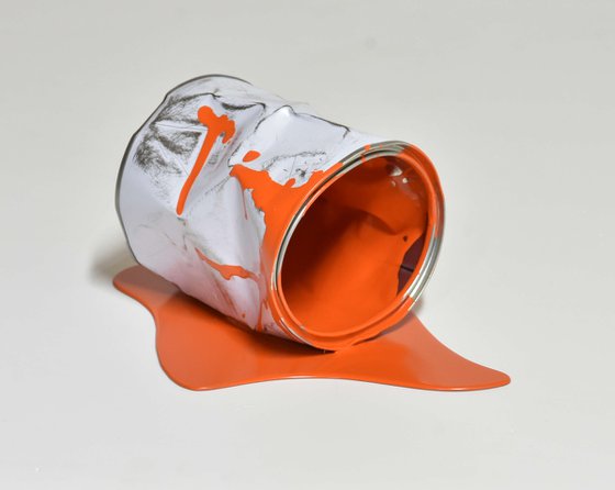 Le pot de peinture orange