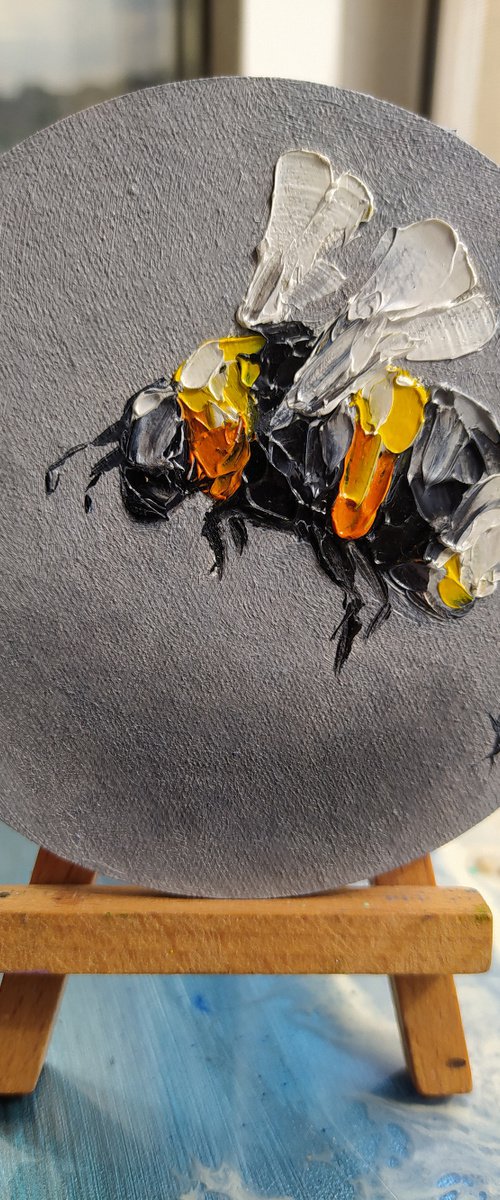 Little bumblebee - small painting, oil painting, round canvas, postcard, bumblebee, bumblebee oil, painting, gift, gift idea, insects by Anastasia Kozorez