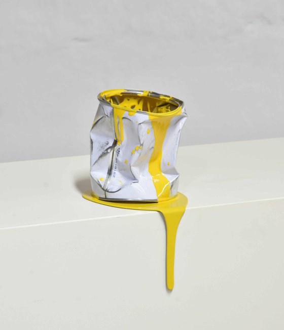 Le vieux pot de peinture jaune