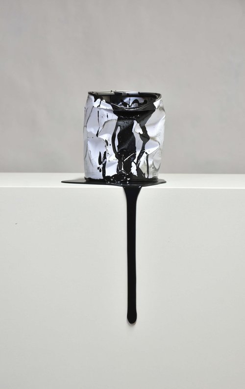 Le vieux pot de peinture noir by Yannick Bouillault