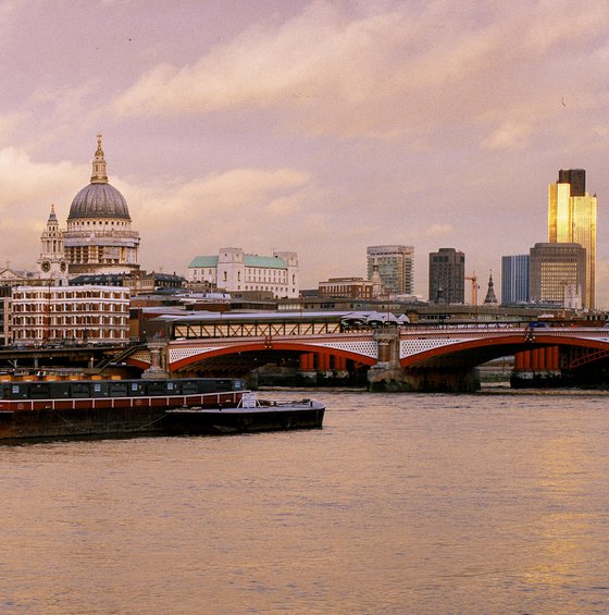 GOLDEN HOUR THAMES LONDON