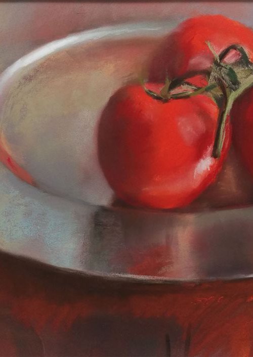 Tomatoes on silver plate by Silja Salmistu