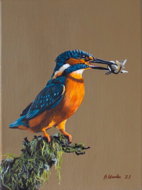A kingfisher with a fish by Vera Evseeva