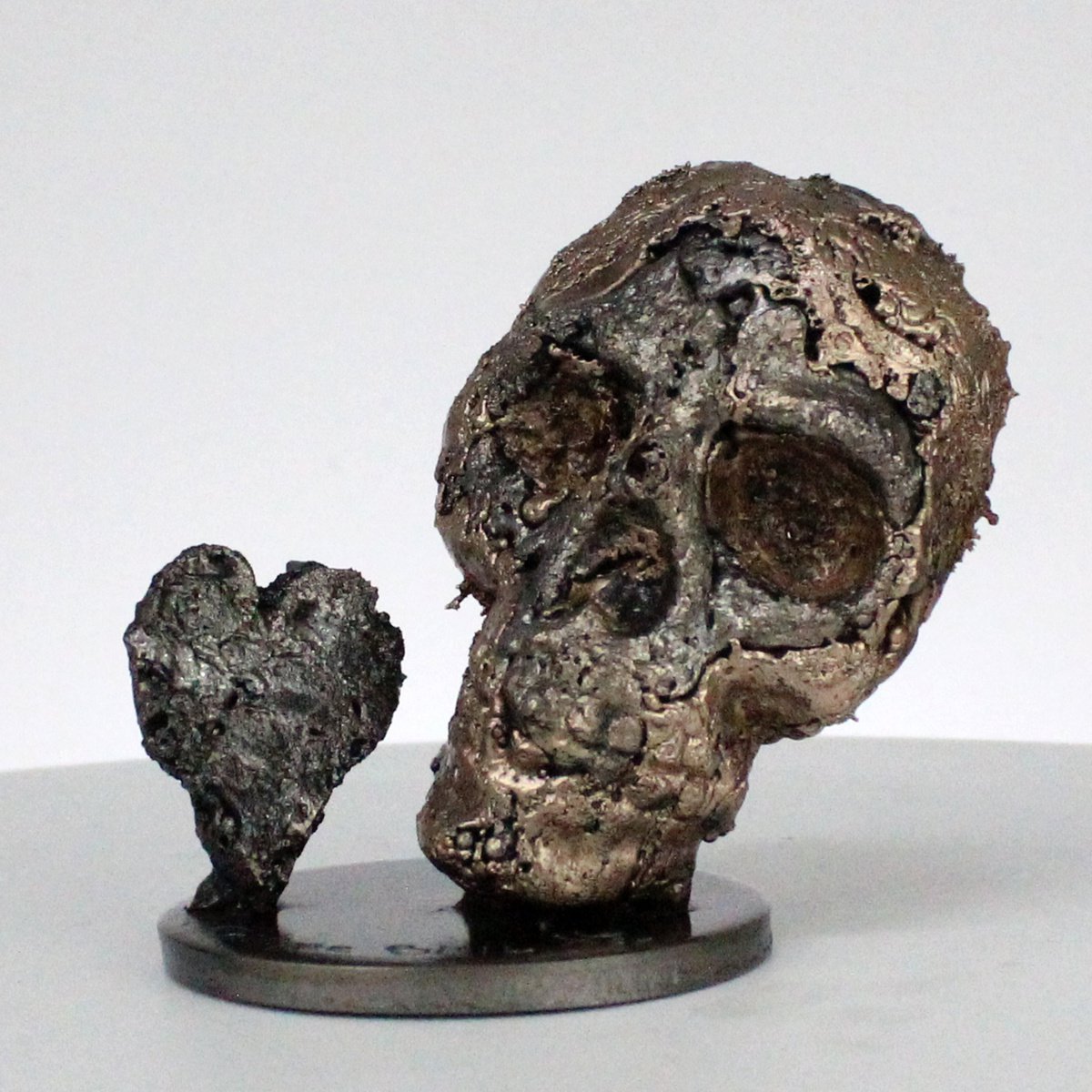 Skull 57-21 - Skull and heart artwork steel bronze sculpture by Philippe Buil