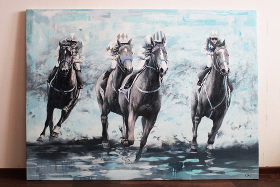 Blue light. Horse racing.