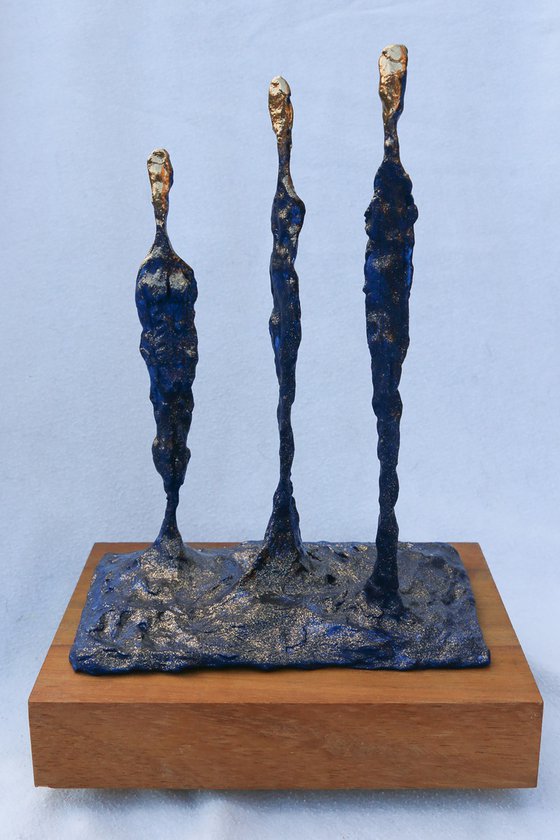 3 Standing figures VII