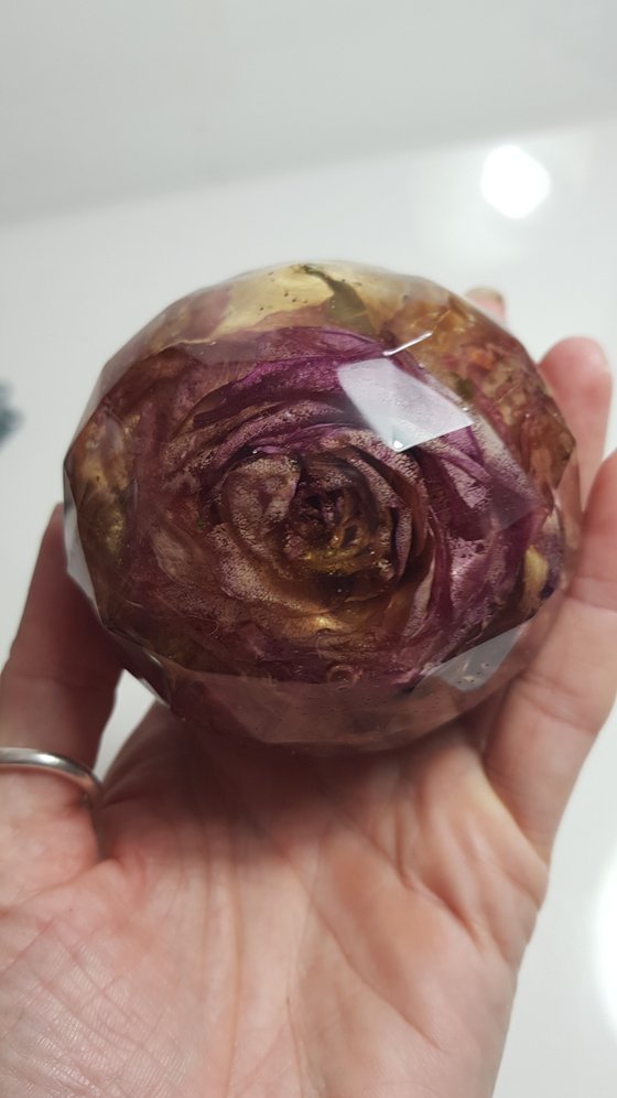 Faceted rose sphere