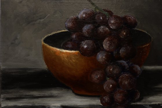 The bowl with grapes