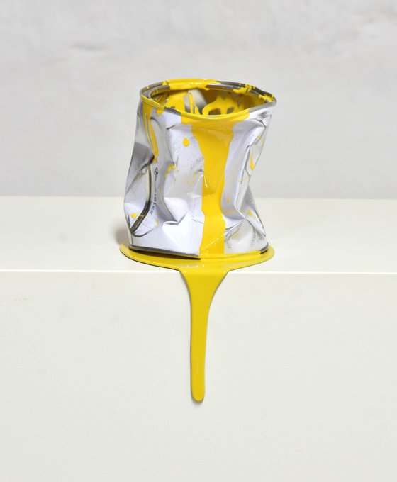 Le vieux pot de peinture jaune