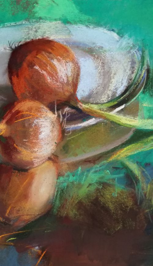 Onions on silver tray II by Silja Salmistu