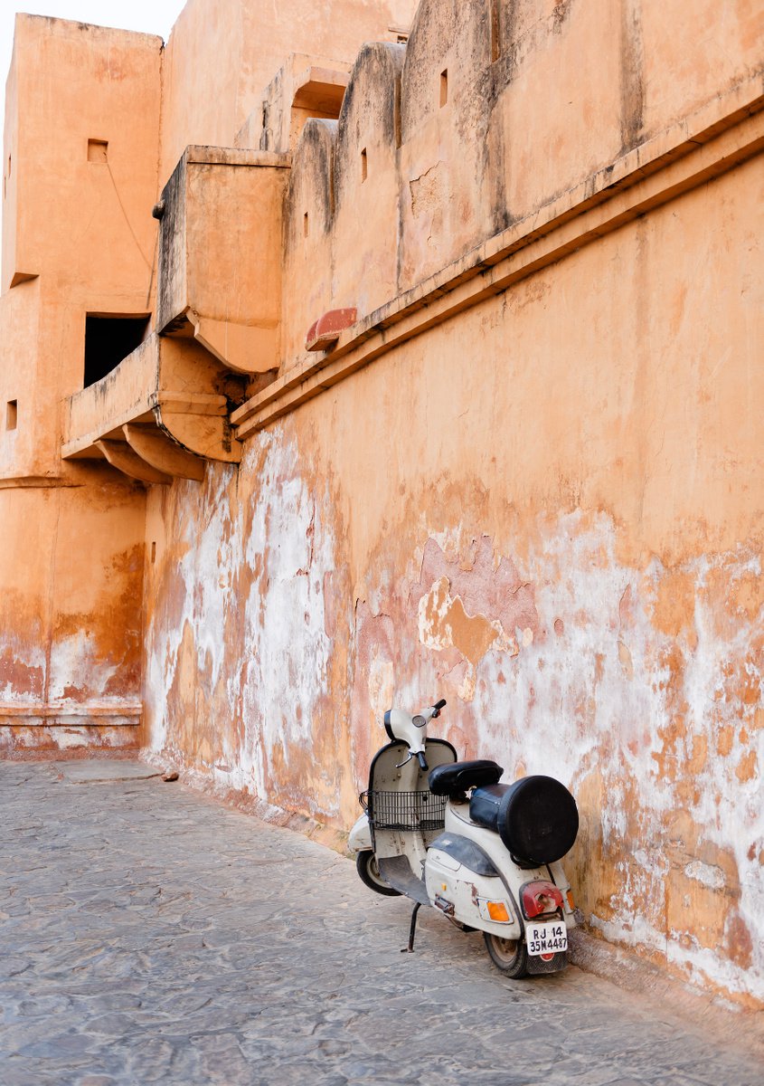 Amer Fort, Jaipur III (42x59cm) by Tom Hanslien