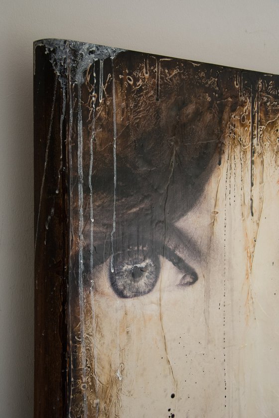 "Nikki Revisited" (XL artwork 109x62x8 cm) - Unique portrait artwork old door (abstract, portrait, gold, original, resin, beeswax, painting)