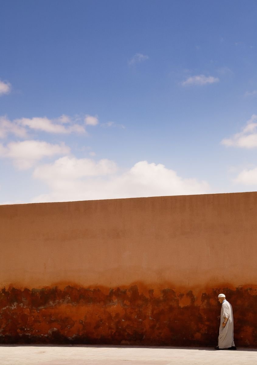 Along the walls of the Marrakesh Medina. (42x59cm) by Tom Hanslien