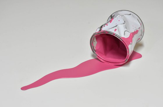 Le vieux pot de peinture rose