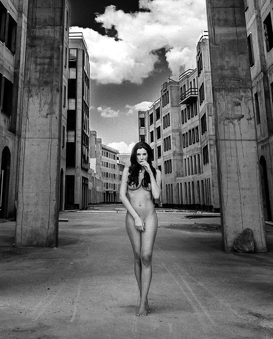 Colonnade II. - Art Nude