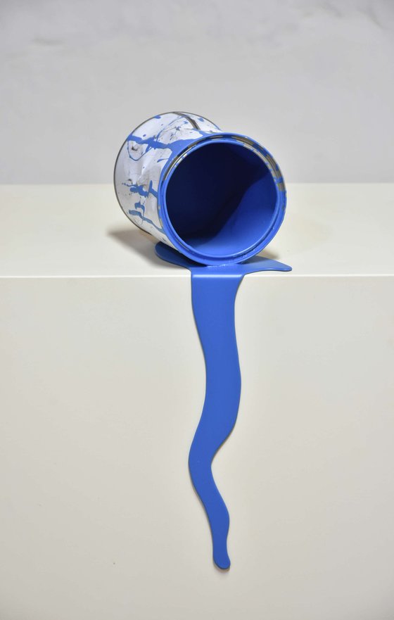 Le vieux pot de peinture bleu
