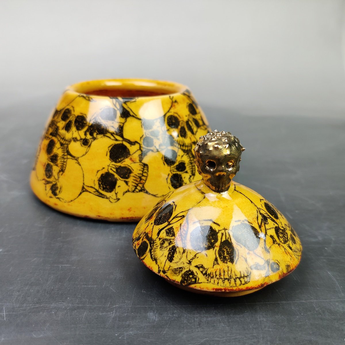 Ceramic | Box with skulls by Daiva Semionova