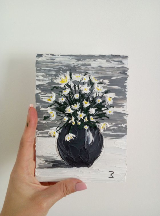 White bouquet + easel, miniature