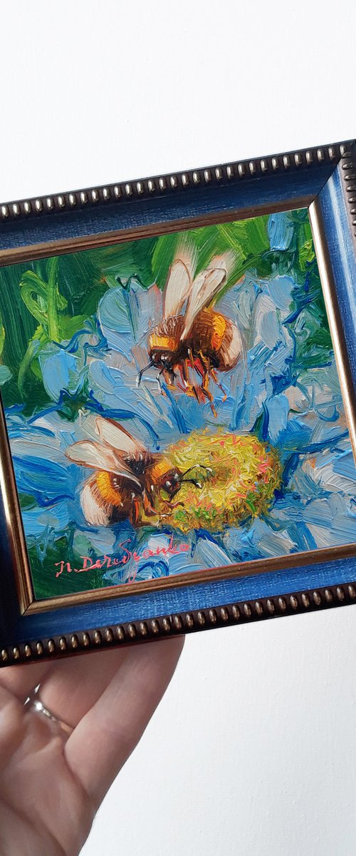 Bumble bee by Nataly Derevyanko
