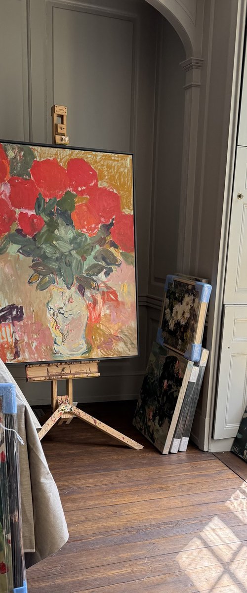 Red roses in a Japanese vase by Lilia Orlova-Holmes