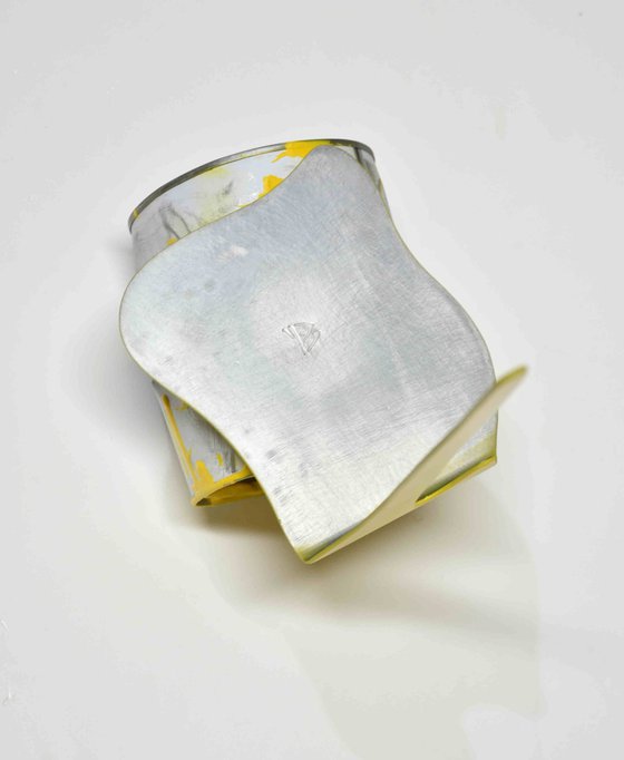Le vieux pot de peinture jaune