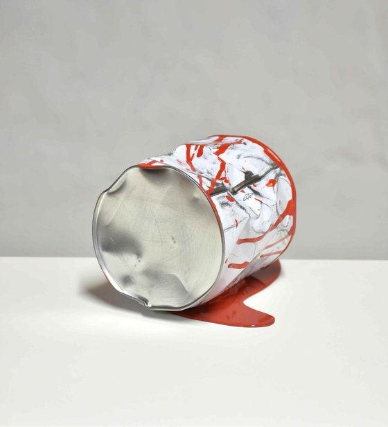 Le vieux pot de peinture rouge