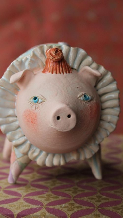 Circus pig. Table sculpture by Elya Yalonetski