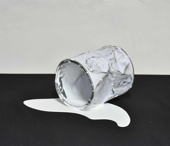 Le vieux pot de peinture blanc