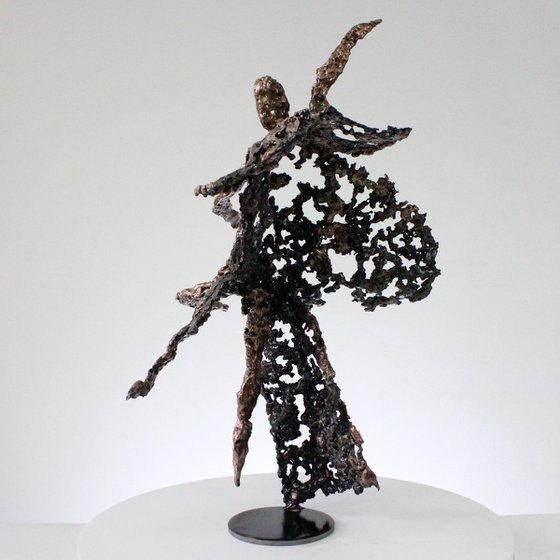 Evening of first - Sculpture dancer metal lace steel, bronze