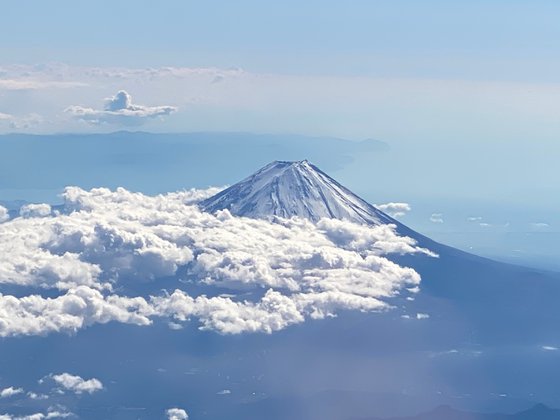 ABOVE THE CLOUDS: ART OF FUJI FROM THE AIRPLANE 1
