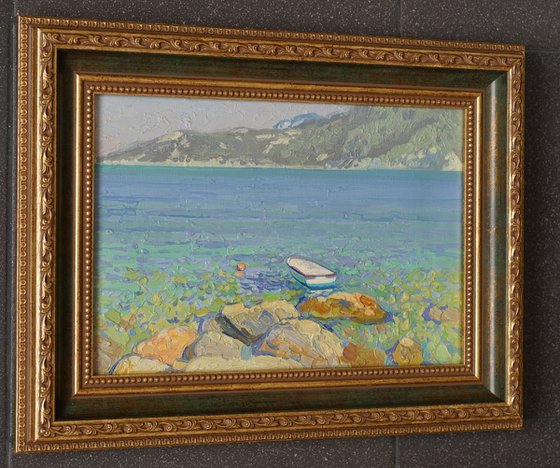 A boat near the rocks in Turunc