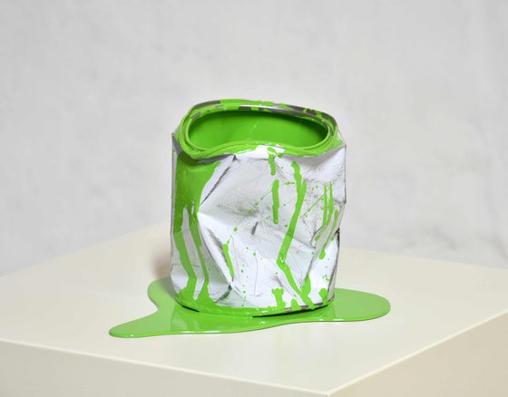 Le vieux pot de peinture vert