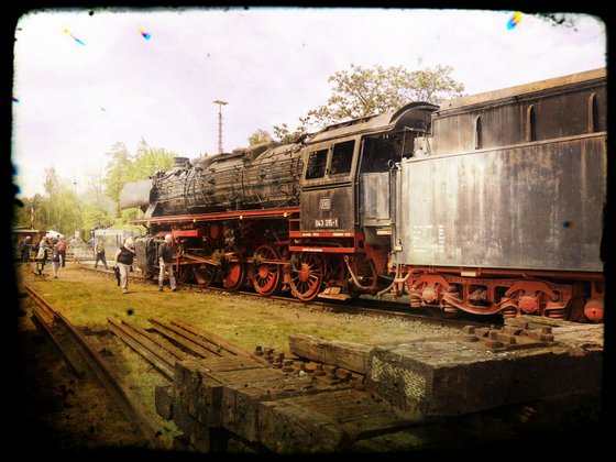 Old steam trains in the depot - print on canvas 60x80x4cm - 08337m3