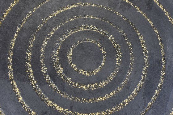 GOLDEN CIRCULAR TRACES