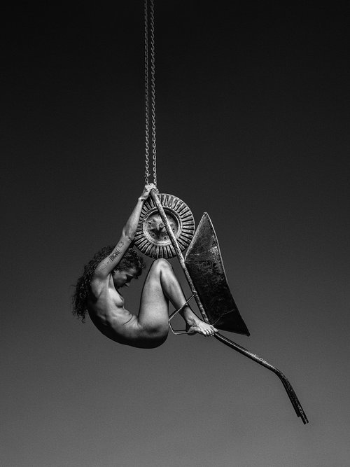 Pendulum II. - Art Nude Photo by Peter Zelei
