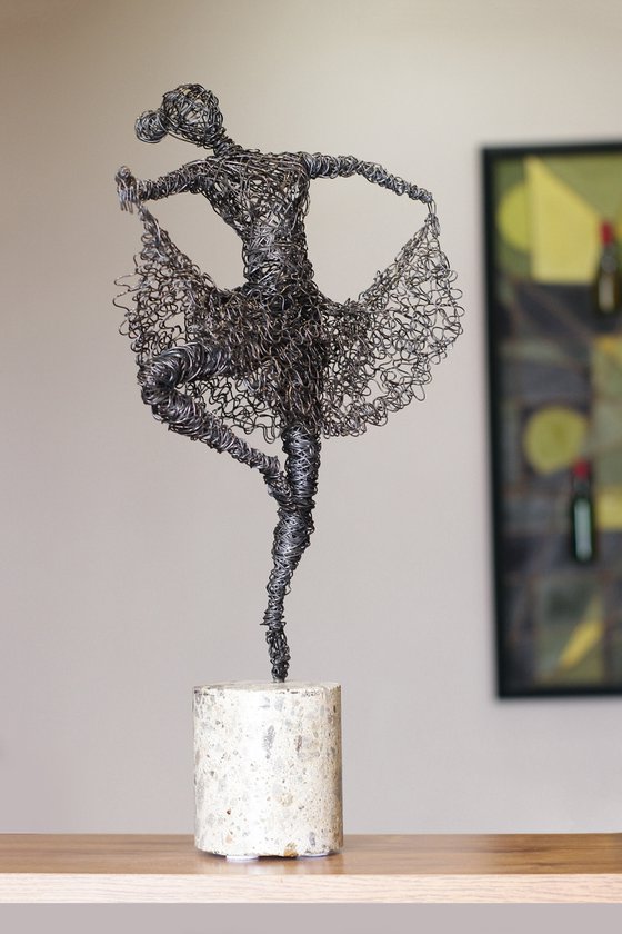 Ballerina (49x28x11 2.5kg iron, concrete)