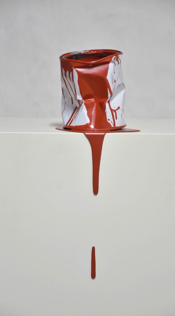 Le vieux pot de peinture rouge