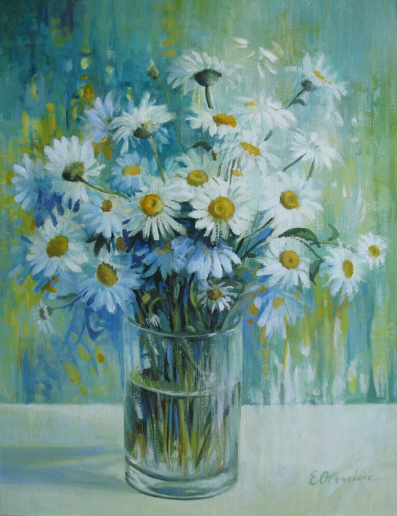 Vase with daisies