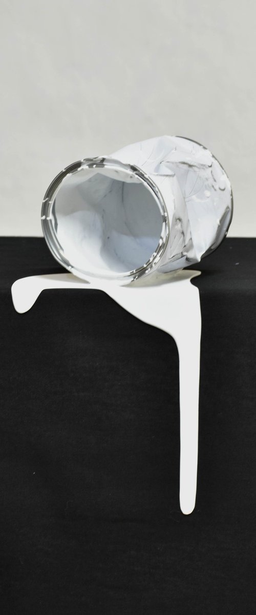 Le vieux pot de peinture blanc by Yannick Bouillault