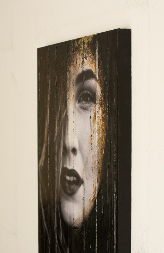 "Desperate calls" (60x40x2.5 cm) - Unique portrait artwork on wood (abstract, portrait, gold, original, resin, beeswax, painting)