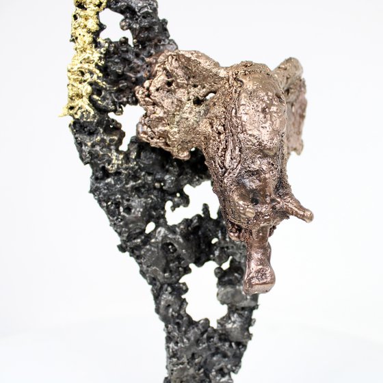 Flame elephant 39-22 - Metal animal sculpture - head elephant bronze and steel lace with 24 carats gold leaves
