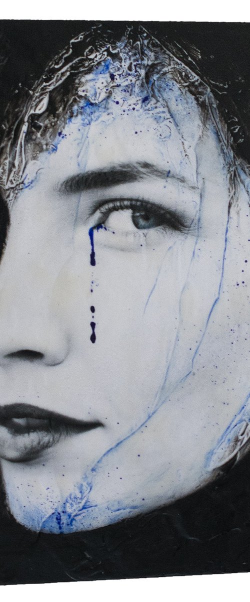 "The blues in your eyes" (artwork on closet door) (45x43x2,5 cm) - Unique portrait on closet door (abstract, figurative, gold, original, resin, beeswax, painting, 3D, closet door, wood) by Rouzbeh Tahmassian