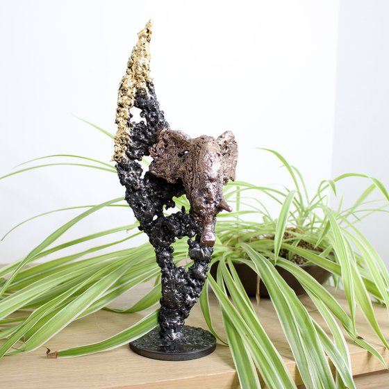 Flame elephant 39-22 - Metal animal sculpture - head elephant bronze and steel lace with 24 carats gold leaves